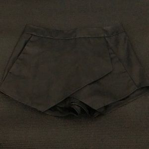 Express black leather skort like new size 0